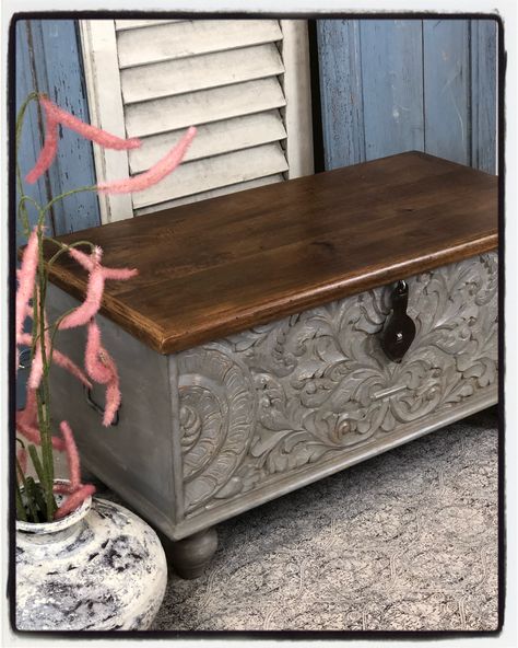 Painting Old Furniture, Old Coffee Tables, Art Deco Living Room, French Country Furniture, Outdoor Wicker Furniture, Carved Furniture, Repurposed Furniture Diy, Creative Home Decor, Furniture Renovation