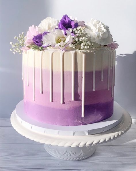 Purple ombré and white drip, topped with fresh flowers Birthday Cake For Papa, Tire Cake, Ombré Cake, Girly Birthday Cakes, Violet Cakes, Purple Cakes Birthday, 25th Birthday Cakes, White Birthday Cakes, Cake With Flowers