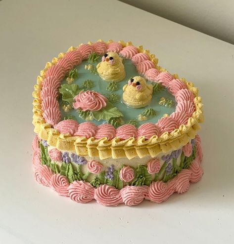 Amy on Instagram: “Sitting ducks 🦆 A cake box inspired by the cutie ducks from @linlin_cake 🎂 💓 🎀 I tried something new with the pond and I’m quite pleased…” Spring Cake Designs, Easter Cake Designs, Pond Cake, 14th Birthday Cakes, Duck Cake, Pretty Desserts, Vintage Cakes, Spring Cake, Cake Boxes