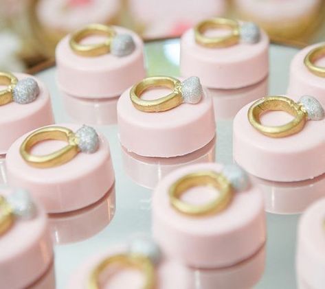 Tips on Planning an Unforgettable Bridal Shower – Terijon.com Wedding Cake Pops, Wedding Chocolate, Shower Desserts, Wedding Sweets, Wedding Treats, Chocolate Covered Treats, Covered Oreos, Oreo Pops, Chocolate Oreos