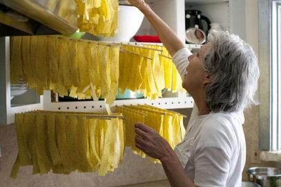 DIY: Instant Pasta-Drying Rack - Remodelista Instant Pasta, Pasta Rack, Pasta Drying Rack, Diy Pasta, Best Pasta, Kitchen Time, Home Architecture, Pasta Machine, Perfect Pasta