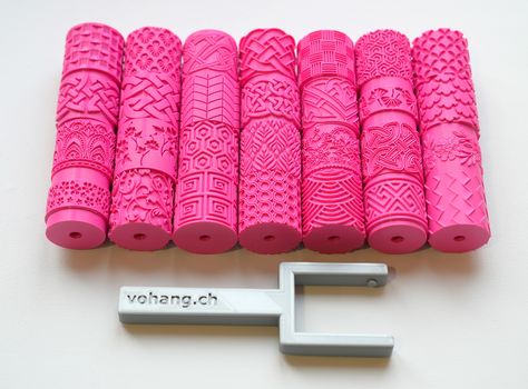 The stamp set contains 28 rollers and a handle. The rollers can be used to stamp patterns in clay or polymer clay. I will regularly create new rolls and upload them here. Video: https://youtu.be/cwWEx6K2tWE https://youtu.be/-HsaFWHI7Ww Only for private use. No resale allowed. The files and printed parts may not be sold, given away or otherwise made available to other persons. 3d Printer Ideas, 3d Printer Designs, 3d Printing Diy, 3d Printing Projects, Clay Texture, Fabric Stamping, Molding Clay, Clay Pottery, Clay Art