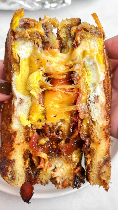 Egg-in-a-hole breakfast sandwich Bacon And Egg Sandwich Recipe, Egg In A Hole Grilled Cheese, Bacon Eggs Recipes, Croissant Bread Sandwich, Ham And Bacon Sandwich, Work Week Breakfast Ideas, Folded Egg Sandwich, Breakfast Using Bread, Fancy Breakfast Sandwich