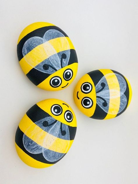 Rock Bees Painted Stones, Bee Stone Painting, Bee Pebble Art, Pet Rock Painting Ideas, Rock Painting Ideas Bugs, Rock Painting Bee Ideas, Painted Rock Bee, Bees Rock Painting, Bee Painted Rocks Ideas