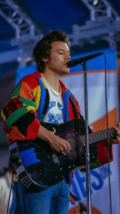 Celebs Partying, H Aesthetic, Harry Styls, Harry Styles Cardigan, Harry Outfits, Love On Tour Outfits, Blue Guitar, Harry Styles Outfit, Patchwork Cardigan