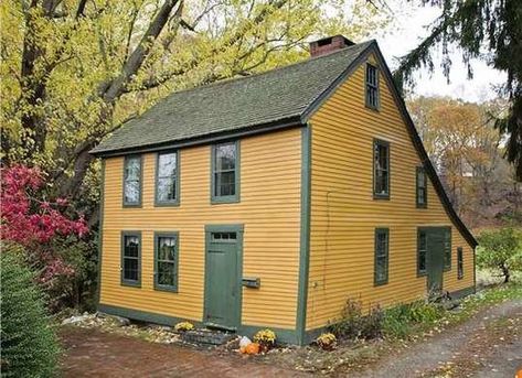 Yellow House Exterior, Salt Box House, New England Colonial, Saltbox Houses, Primitive Homes, Yellow House, Casas Coloniales, Salt Box, New England Homes