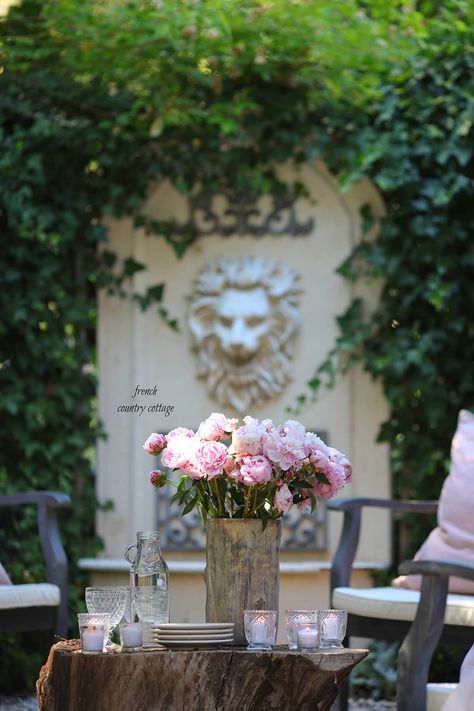 Garden Tablescape, Diy French Country Decor, Country Patio, French Inspired Decor, French Country Rug, Summer Decor Ideas, Garden Patios, French Country Bathroom, Backyard Patio Ideas