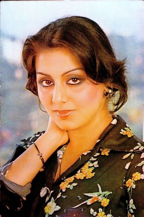 Neetu Singh, Rishi Kapoor, Retro Bollywood, Hindi Actress, Bollywood Cinema, Glamour Photo, Indian Film, Vintage Bollywood, Film Stars