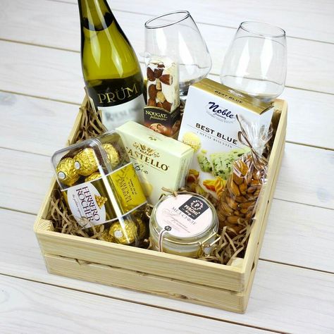 Creative Gift Baskets, Homemade Gift Baskets, Wine Baskets, Wine Gift Baskets, Flower Box Gift, Wine Gift Boxes, Christmas Baskets, Cadeau Diy, Ferrero Rocher