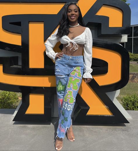 Custom Jeans Ideas, Spirit Pants, Aka Outfits, Hoco Inspo, Jeans Ideas, Alpha Kappa Alpha Sorority, Custom Jeans, Sorority Outfits, Alpha Kappa Alpha