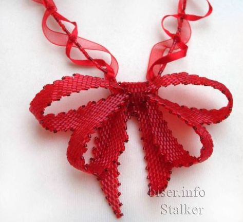 I love this glamorous and fun bead and ribbon bow necklace tutorial  by Stalker over on biser,info. It will certainly dress up a plain dr... Bow Necklace Tutorial, Bow Necklace Diy, Ribbon Bow Tutorial, Beaded Pins, Chainmail Patterns, Free Jewellery Making Tutorials, Necklace With Beads, Pink Statement Necklace, Make A Bow