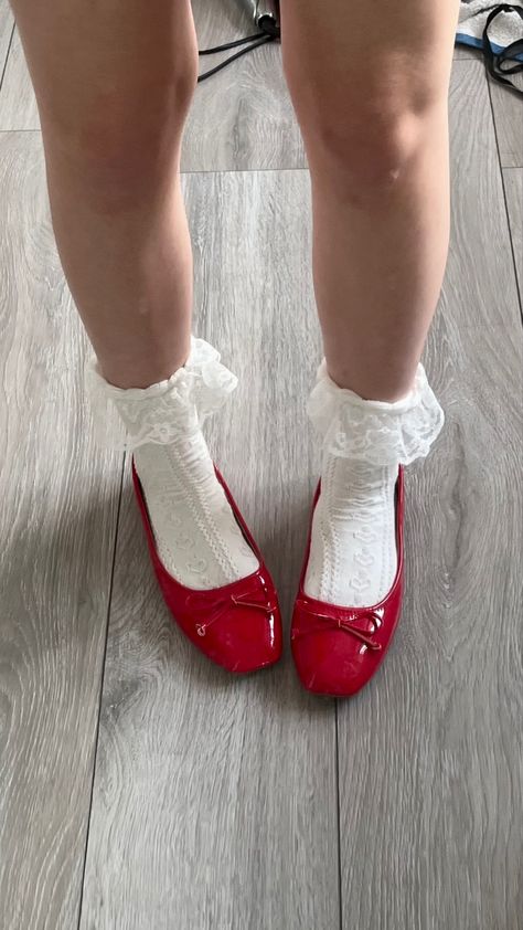 Red Maryjanes, Ballet Flats Aesthetic, Flats Aesthetic, Outfit Ballet Flats, Red Ballet Flats Outfit, Balletcore Outfits, Snow White Aesthetic, Repetto Ballet Flats, Red Shoes Outfit