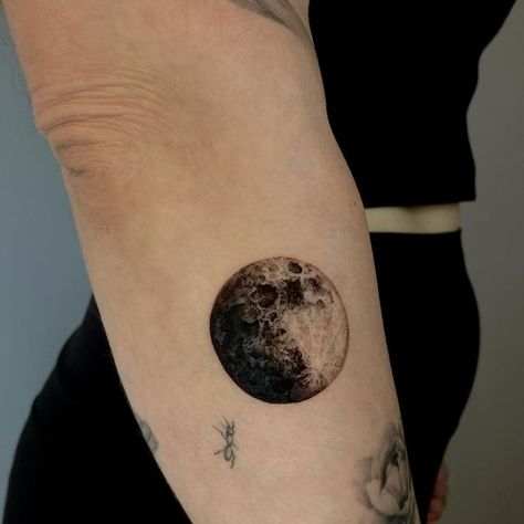 Rose’a’Line Tattoo • WIEN on Instagram: "I love the moon. Bit curvy because of the placement. All lovely bodies are curvy 😅🥹🫠  #moon #moontattoo #realistic #realistictattoo #viennatattoo #viennatattooartist #viennatattoostudio #wientattoo #blackwork #blackworktattoo #smalltattoo #smalltattooideas" Real Moon Tattoo, Realism Moon Tattoo, Moon Tattoo Realistic, Small Full Moon Tattoo Designs, Realistic Full Moon Tattoo, Full Moon Tattoo With Flowers, Realistic Moon Tattoo, Full Moon Tattoo, Circular Tattoo