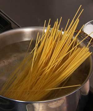 How to Cook Pasta | Does it seem as if your pasta always comes out too sticky, too hard, too mushy? Let this video be your guide to cooking pasta perfectly. Salt Block Cooking, Cheesy Pasta Recipes, Cooking Spaghetti, Cheesy Pasta, Cooking Club, Spaghetti Pasta, Cooking Basics, Healthy Pastas, Learn To Cook