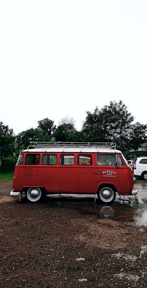 Vintage Volkswagen Bus, Volkswagon Van, Car Yard, Vans Aesthetic, Magazine Photos, Ocean Backgrounds, Vintage Vw Bus, Combi Vw, Vintage Volkswagen