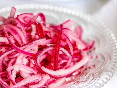 Picklad rödlök - Tareq Taylors recept | Recept från Köket.se Peru Food, Fermenting Foods, Shrimp Chowder, Red Onion Recipes, Pickled Onion, Peruvian Restaurant, Quick Pickled Onions, Entertaining Food, Peruvian Food