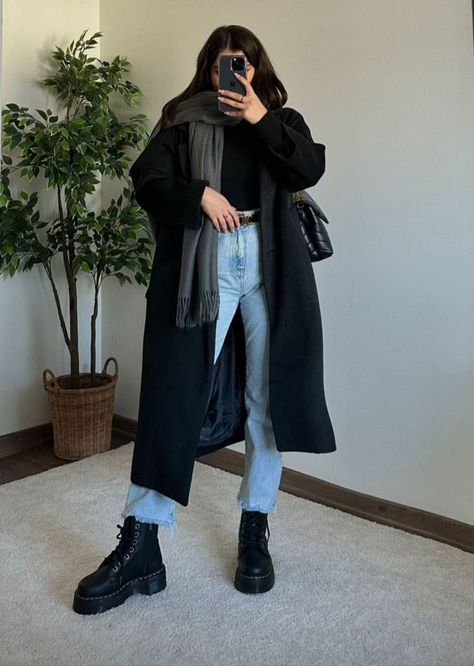 Kaban Outfit, Wool Coat Outfit Casual, Platform Doc Martens Outfit, Raining Day Outfit, Black Coat Outfit, Mantel Outfit, Stylish Winter Outfits, Winter Fashion Outfits Casual, Fashion Outfits Casual