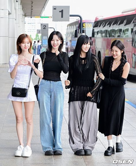 all cuties New Era Outfit, Super Power Girl, Airport Fashion Kpop, Airport Outfit Celebrity, Outfit Korean, Tokyo Dome, Black Mamba, Kpop Fashion Outfits, Airport Style