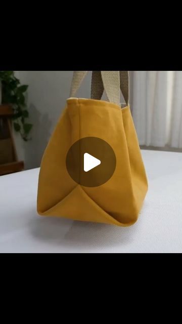 Cute Sewing Ideas Easy, How To Sew A Tote Bag, Simple Bags To Sew, Free Bag Patterns To Sew, Sew Tote Bag Pattern, Stitching Videos, Diy Bags Easy, Bedroom Video, Bag Stitching