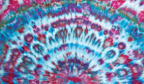 In Threads #174 (August/September 2014), authors Nick Coman and Chase Wong explain a fascinating way to create random, unique patterns on fabric with ice dyeing. They share a few of their favorite color combinations for ice dyeing in this Web extra. Tie Dye Color Combinations, Rit Dye Tutorial, Tie Dye Techniques Shirts, Tie Dye Tutorial, Tie Dye Shirts Patterns, Diy Tie Dye Designs, Tie Dye Patterns Diy, Fabric Dyeing Techniques, Twisted Fabric