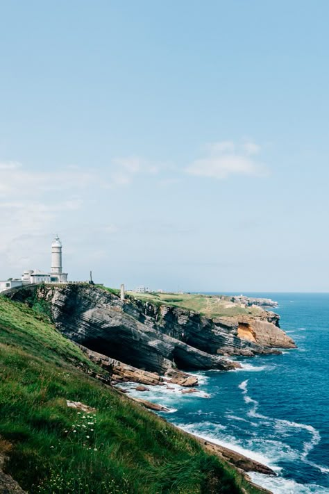 Faro de Punte Silla lighthouse-visit-santander Santander Spain, Backpacking Spain, Spanish City, Spain Culture, Spain Aesthetic, Weekend Break, Spain Fashion, Spain Travel Guide, Amazing Beaches