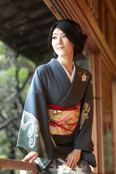 I love this Japanese woman dressed in a traditional kimono. Photography by oonishi. xoxo Marty Japanese Traditional Clothes, Furisode Kimono, Kimono Japan, Yukata Kimono, Kimono Yukata, Traditional Kimono, Japanese Dress, Kyushu, Beautiful Kimonos