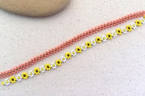 Learn how to make Native American style beaded daisy chain stitch in two varieties: connected daisies (4 in 1) and a six bead alternate circle variety: Daisy Chain Variations Seed Bead Bracelet Patterns, Seed Bead Projects, Lisa Yang, Beading Patterns Free, Seed Bead Patterns, Beads Bracelet Design, Seed Bead Tutorial, Beaded Rope, Beaded Wrap Bracelets