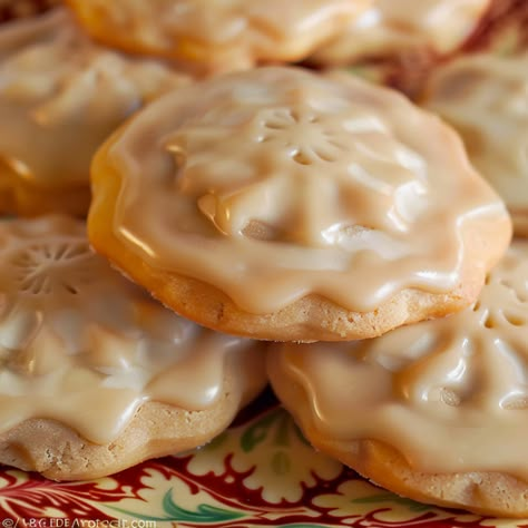 Maple Cookies with Maple Icing Sweets To Bake, Maple Desserts, Butterfinger Cookies, Maple Icing, 1 Cookies, Maple Cookies, Maple Recipes, Maple Syrup Recipes, Joy Cookies