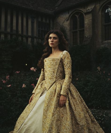 my lady jane Emily Bader My Lady Jane, Emily Bader, Tudors Dress, Aries Style, Lady Lancaster, My Lady Jane, Fashion Over The Decades, Wardrobe Costume, Lady Jane Grey