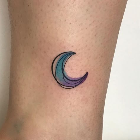 35 Impressive Moon Tattoo Creative Designs – Ideasdonuts Watercolor Moon Tattoo, Flashes Tattoo, Small Colorful Tattoos, Half Moon Tattoo, Luna Tattoo, Small Moon Tattoos, Full Moon Tattoo, Colorful Tattoos, Moon Tattoos