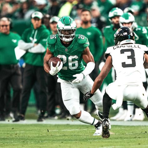 Saquon Barkley | All praise to the most high 🙏🏾 #BackToWork | Instagram Saquon Barkley Eagles Wallpaper, Football Swag, Football Drip, Saquon Barkley, Nfl Football Pictures, Philly Sports, Football Pics, Nfc East, Ny Jets