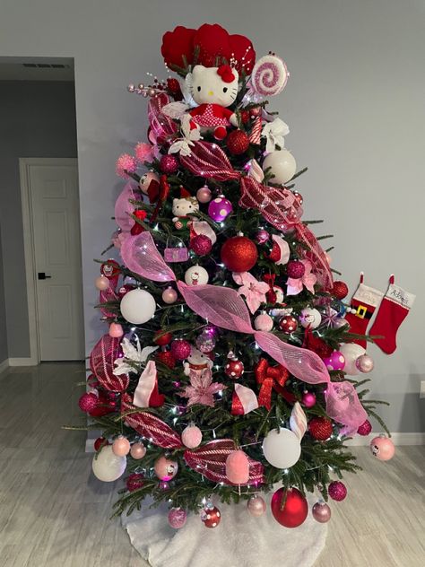 Pink Christmas Tree Hello Kitty, Hello Kitty Xmas Tree, Christmas Tree Hello Kitty, Christmas Tree Ideas Girly, Hello Kitty Tree Christmas, Hello Kitty Christmas Tree Ideas, Hello Kitty Christmas Decorations, Sanrio Christmas Tree, Cute Christmas Tree Ideas