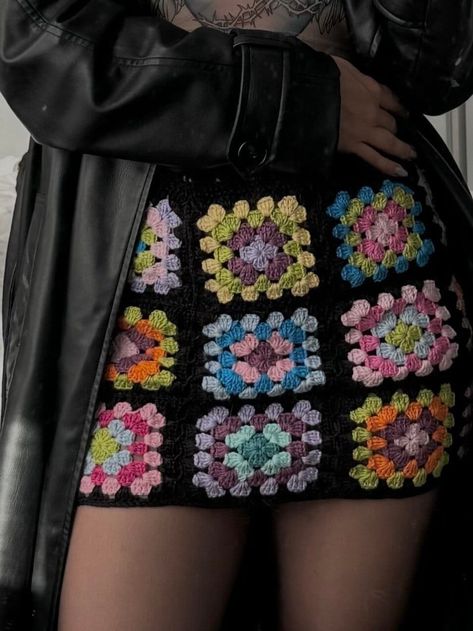 Harajuku Crochet, Granny Square Mini Skirt, Square Skirt, Crochet Mini Skirt, Colorful Crochet, Crochet Vintage, Afghan Crochet, Crochet Skirt, Learn To Crochet