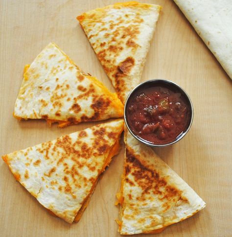 How to make Simple and Quick Cheese Quesadillas. Step by Step Pictures. Repin. Cheese Quesadilla Recipe, Panini Recipes Chicken, How To Make Quesadillas, Cheese Quesadillas, Cheesy Appetizer, Quesadilla Recipe, Cheese Quesadilla, Quesadilla Recipes, Recipe Simple