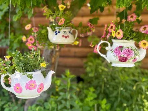 Tea Pots With Flowers In Them, Tea Pot Planter Ideas, Teapot Flower Pot, Unique Potted Plants, Tea Cup Garden Art, Tea Pot Garden Decor, Teapots In The Garden, Plants In Teapots, Teapot Planter Ideas