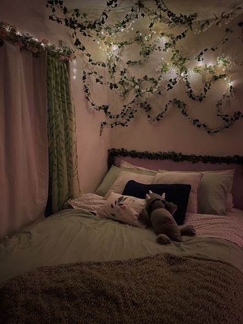 Sage Themed Room, Dino Themed Bedroom, Green Dark Room Aesthetic, Room Ideas Dark Green Aesthetic, Dark Green Room Ideas Bedroom Aesthetic, Aesthetic Bedroom Corner, Cute Dark Room Aesthetic, Leaves Aesthetic Room, Vine Room Ideas