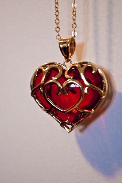 Heart Container Necklace loz Loz Heart Container, Gold And Red Jewelry, Container Necklace, Red Crystal Jewelry, Heart Container, Magic Necklace, Dope Jewelry Accessories, Pretty Jewelry Necklaces, Heart Accessories