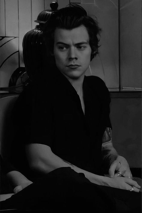 Louis Tomlinson Songs, Dark Harry, Belly Boy, Harry Styles Face, Harry Styles Poster, Black And White Photo Wall, Harry Styles Wallpaper, One Direction Harry, Harry Styles Pictures