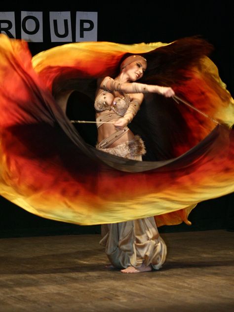 Russian Dancer with Akai silk veils. the veils are so like fire! We can take from this and use it for the Kingdom. Avatar Clan, Dance Props, Silk Veil, Fire Fans, Praise Dance, Fire Dancer, Fan Dance, Flow Arts, Belly Dancing