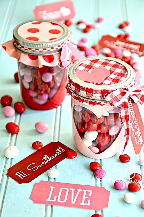 Who's making one of these cute patterned jars for us? Valentine Mason Jar, Saint Valentin Diy, Cadeau St Valentin, Valentines Bricolage, Diy Fairy Garden, Valentines Printables Free, Mason Jar Gifts, Candy Hearts, Diy Valentines Crafts