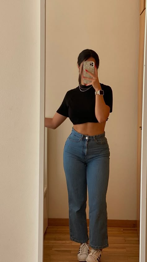 Ripped Bootcut Jeans Outfit, Ripped Bootcut Jeans, Worship Outfits, Bootcut Jeans Outfit, Summer Fall Outfits, Thrift Style, Fashion Thrift, Pieces Outfits, Inspo Fits