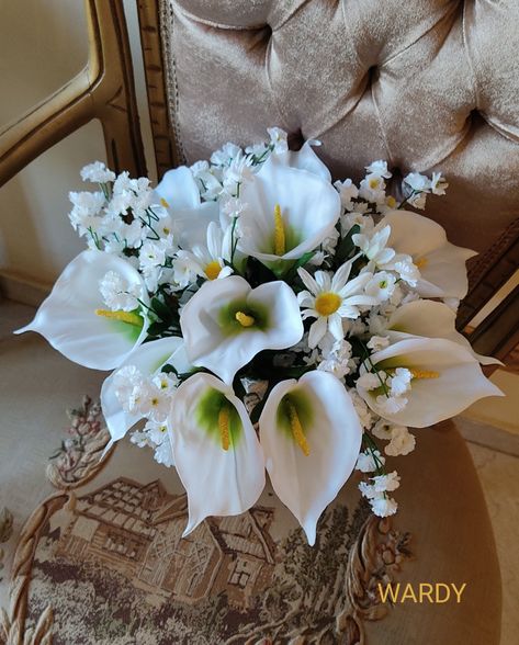 #Calla #lily and #daisies #silk #flowers in a round shape #wedding #bouquet. #ManalSolaiman #WARDYFLORAL. Calla Lily And Daisy Bouquet, Lilies And Daisies Bouquet, Daisy Bouquet Wedding, Lily Bridal Bouquet, Cascading Bridal Bouquets, Calla Lily Bouquet, Daisy Wedding, Daisy Bouquet, Prom 2024