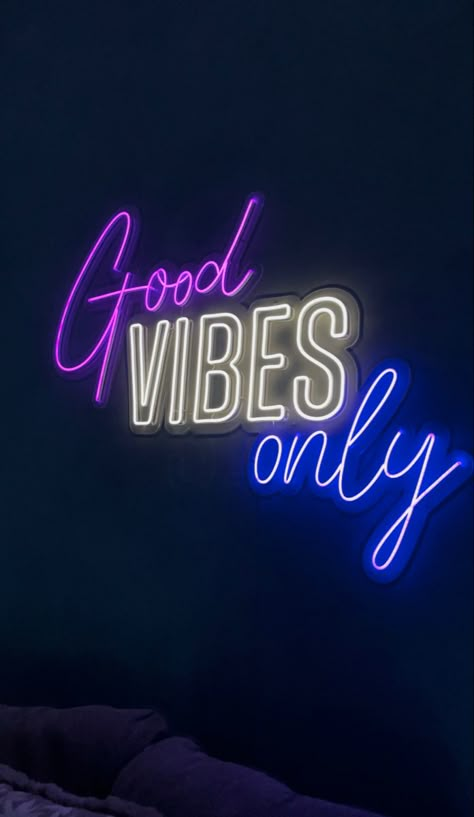 Hd Wallpaper Quotes, Iphone Wallpaper Violet, Neon Signs Quotes, Neon Bedroom, Neon Quotes, Foto Top, Nightclub Design, Neon Words, Photo Frame Wallpaper