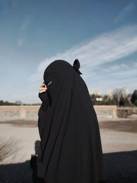 Ulzzang Hijab, Mode Niqab, Niqabi Girl, Muslim Women Clothing, Modest Outfits Muslim, Fesyen Islam, Outfits Muslim, Muslimah Photography, Dps For Girls