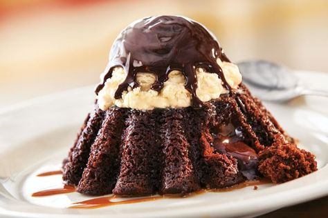 Chili's Molten Chocolate Cake Salty Desserts, National Dessert Day, Red Birthday Cakes, Molten Cake, Skillet Chocolate Chip Cookie, Fast Food Places, Molten Lava Cakes, Molten Chocolate, Chocolate Lava Cake