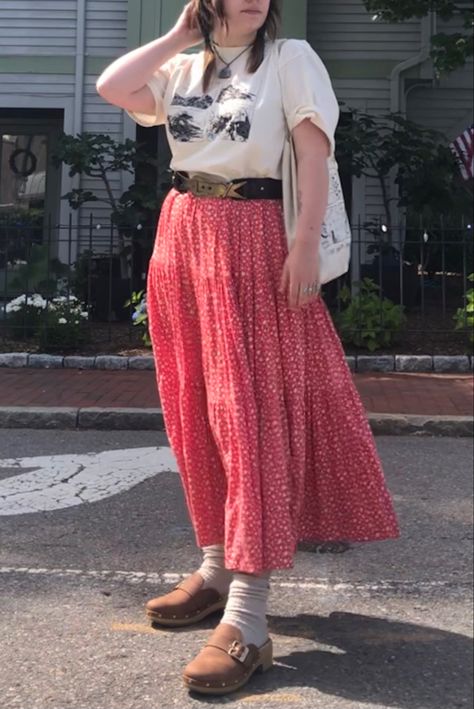 Vintage clothes ootd florals maxi skirt clogs tote bag graphic tshirt belt Midsize Maxi Skirt Outfit, Maxi Skirt With Tshirt, Skirt Tshirt Outfit, Skirt With Tshirt, Outfit Recipes, Maxi Skirt Outfit, Maxi Skirt Outfits, Skirt Fits, Tshirt Skirt