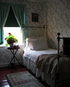 Grandmas Bedroom Green Gables House, Cottage Core Bedroom, Bedroom Ideas Farmhouse, Antique Iron Beds, Vintage Bedroom Ideas, Iron Beds, Gable House, English Cottage Decor, Iron Bed