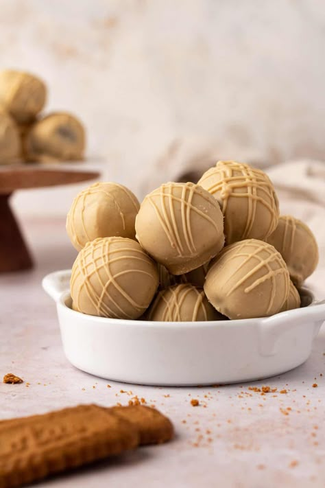 Easy Lotus Biscoff Truffles Biscoff Truffles Recipe, Biscoff Truffles, Biscoff Cream, Holiday Baking Gifts, Strawberry Cheesecake Cookies, Lotus Cookies, Cranberry Orange Shortbread Cookies, Cookie Truffles, Butter Pie Crust