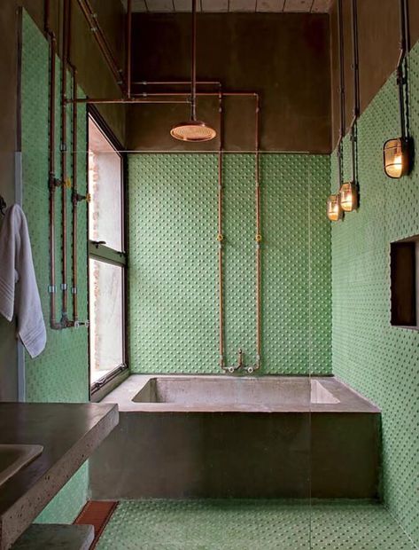 Industrial vintage bathrooms Green Tiles, Mid Century Bathroom, Bathroom Inspiration Modern, Bad Inspiration, Industrial Bathroom, Vintage Bathrooms, Bathroom Inspiration Decor, Trendy Bathroom, Design Del Prodotto