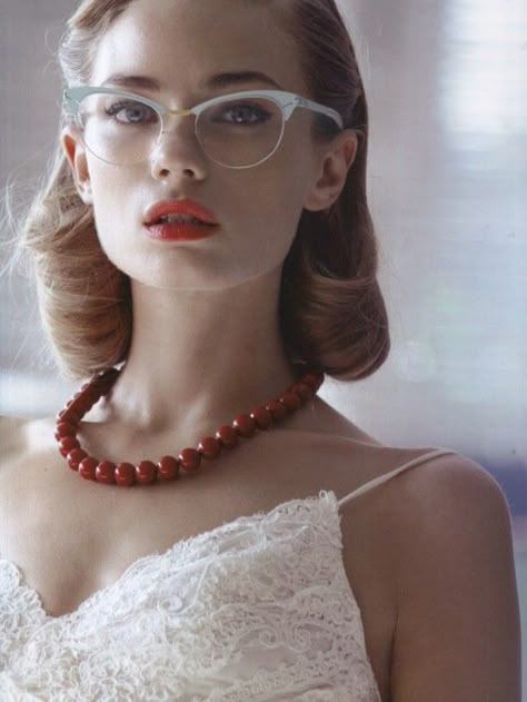 Undeniable Proof That Brides With Glasses are Gorgeous Photo Hairstyles For Girls With Glasses, Bride With Glasses, Glasses Ideas, Glasses Makeup, Hairstyles For Girls, Wearing Glasses, Cat Eyes, Gorgeous Eyes, Beauty Makeup Tips